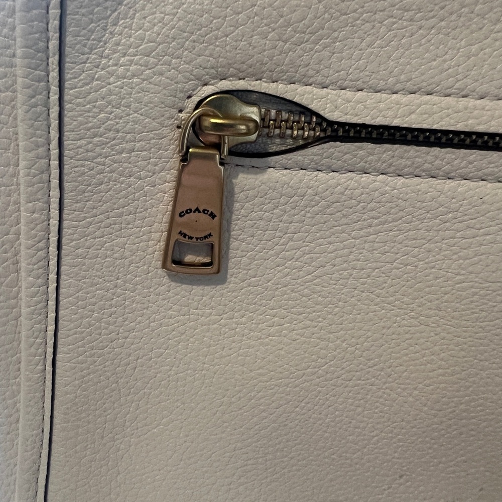 Coach Chaise Chalk Crossbody White Turnlock V Gently Used EUC Gold Hardware - Picture 4 of 12